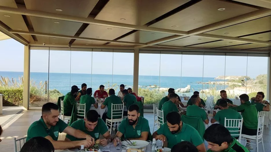 Γεύμα... δίπλα στο κύμα πριν το ματς