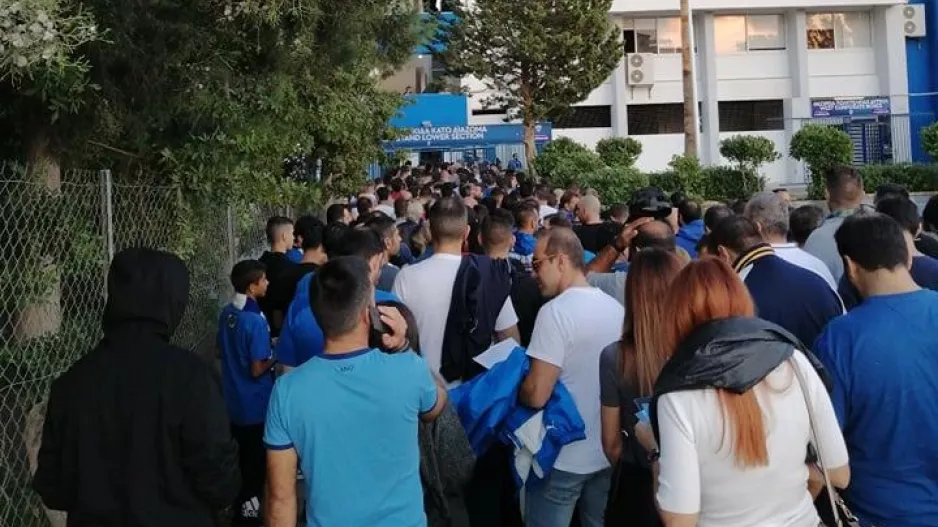 (17:47) Συνωστισμός έξω από το "ΠΑΠ"