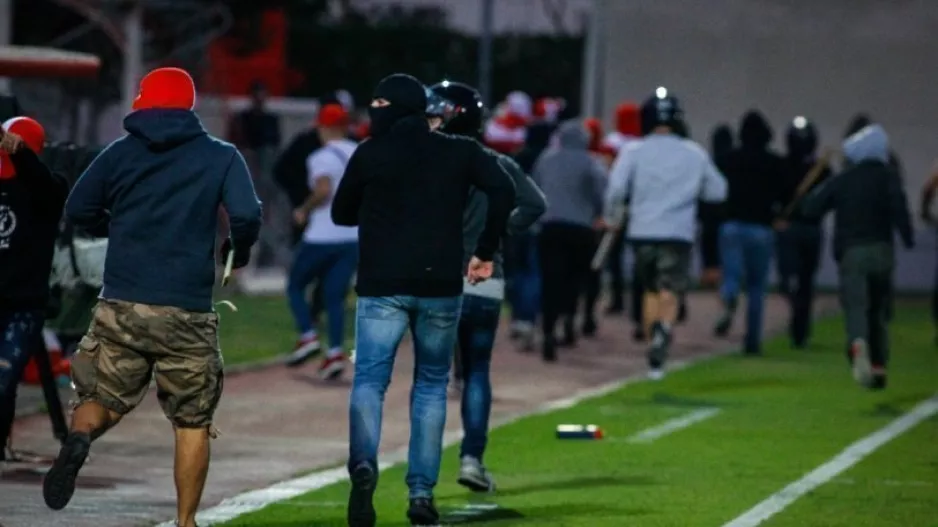 BILD/"Μασκοφόροι με ρόπαλα επιτέθηκαν σε οπαδούς της Μπάγερν"