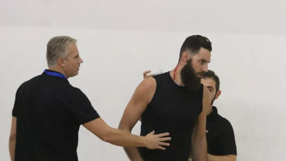 Συνεχίζει να… ματώνει τη φανέλα ο αρχηγός!