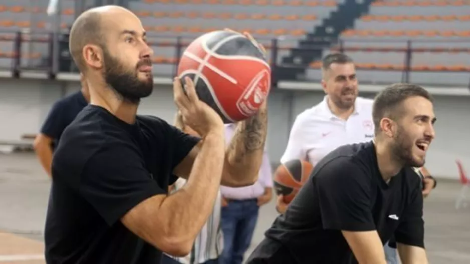 Δείτε τον Φορτούνη να κερδίζει τον Σπανούλη στα τρίποντα