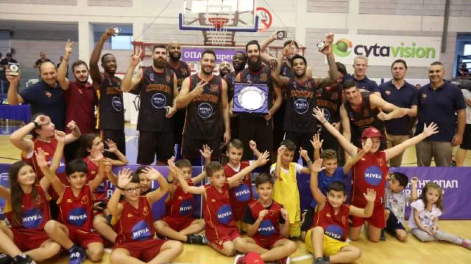 (Φώτος) Πήρε το Σούπερ Καπ ο Κεραυνός