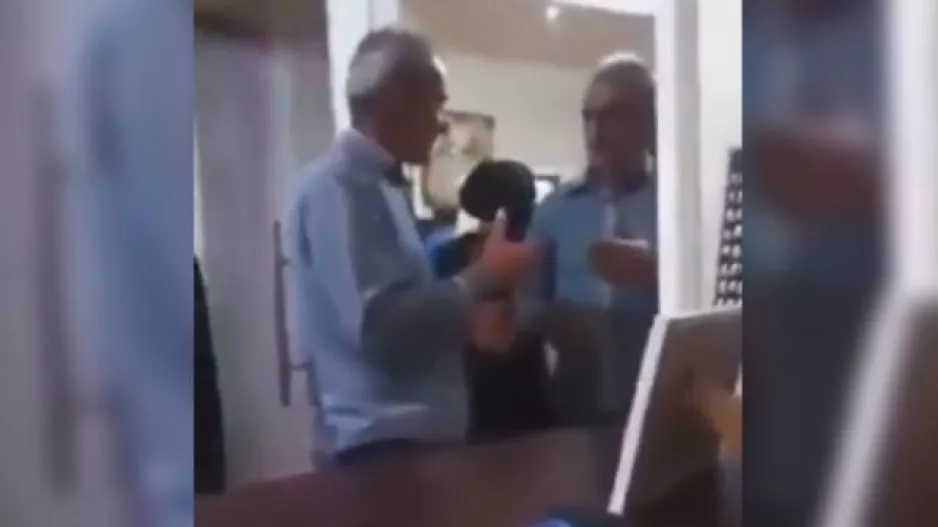 Τα έχει με τον... εαυτό του!