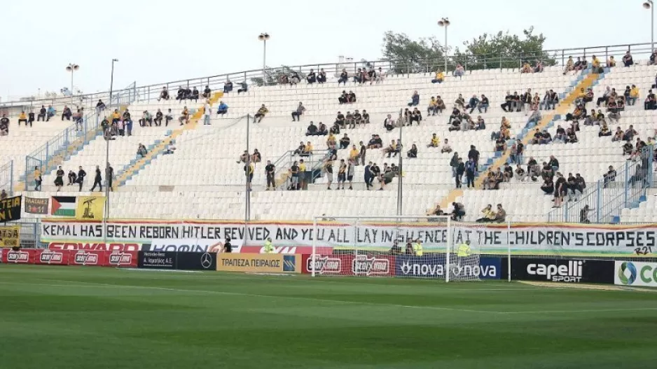 Πανό υπέρ των Κούρδων από τους φίλους της ΑΕΚ 