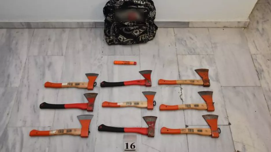 Τσεκούρια και ρόπαλα σε συνδέσμους οπαδών στη Θεσσαλονίκη (φώτο)