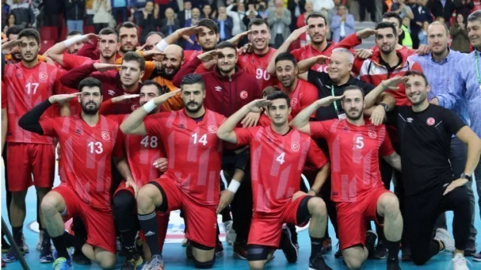 Τούρκοι παίκτες Ολυμπιακού και ΑΕΚ χαιρέτησαν στρατιωτικά