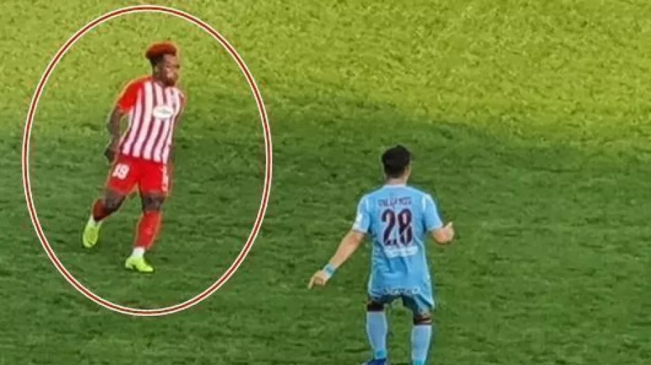 Ο Ελουντού έβαψε το μαλλί... κόκκινο (φώτος)