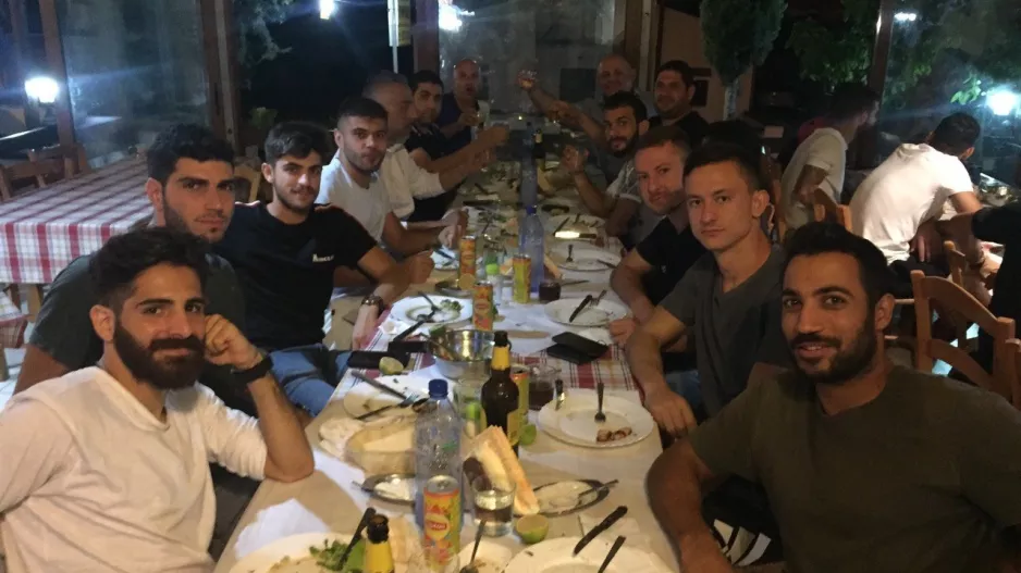 Ο κόουτς... τραπέζωσε τους παίκτες του (Φώτος)