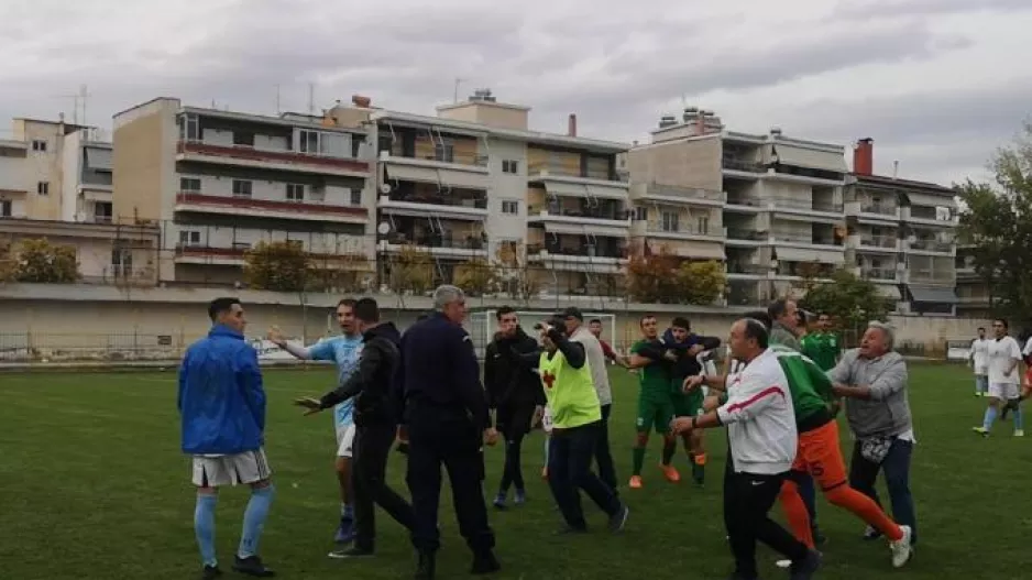 Ξύλο παικτών με οπαδούς στην Ελλάδα (βίντεο)