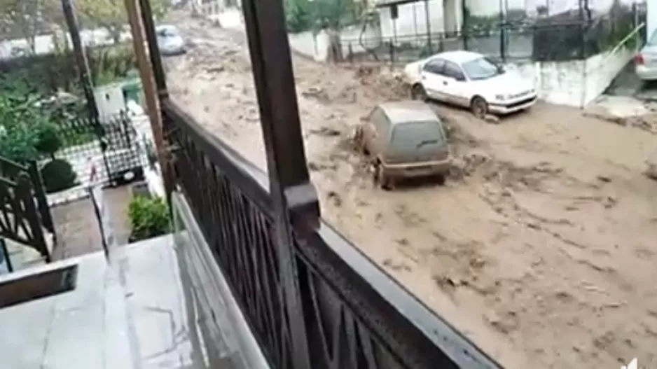 (BINTEO) Η στιγμή που χείμαρρος παρασύρει τα πάντα στη Θάσο!