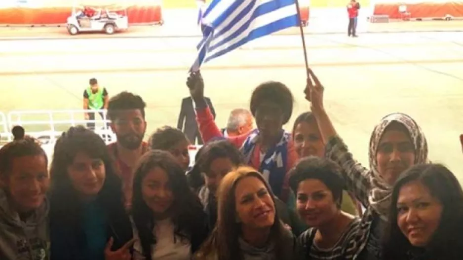 Γυναικεία ομάδα προσφύγων δίπλα στην Εθνική