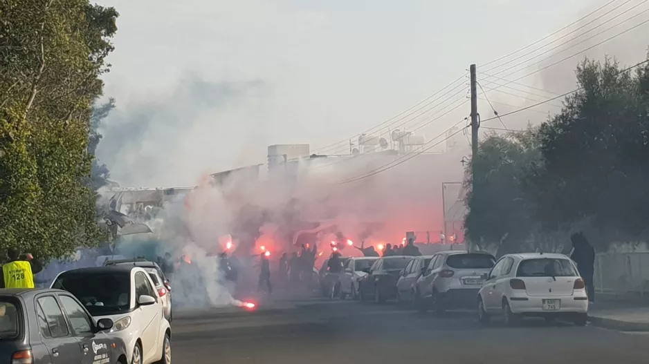 ΝΤΟΠΕΣ έξω από το γήπεδο πριν το ντέρμπι