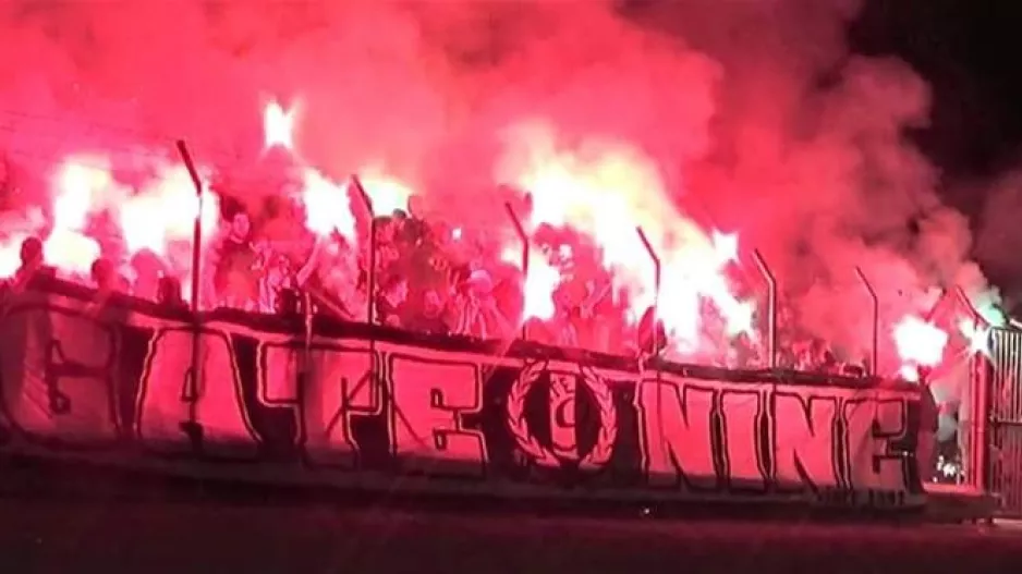 ΘΥΡΑ 9: "Όλα τα αδέλφια να καταθέσουν τα λαρύγγια τους"