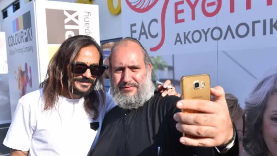 SELFIE και... ευλογίες στο ΑΠΟΕΛ!