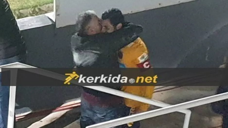ΟΜΟΡΦΟ με Χάρη/ Στην κερκίδα του Εθνικού και... αγκαλιές! (Φώτος)