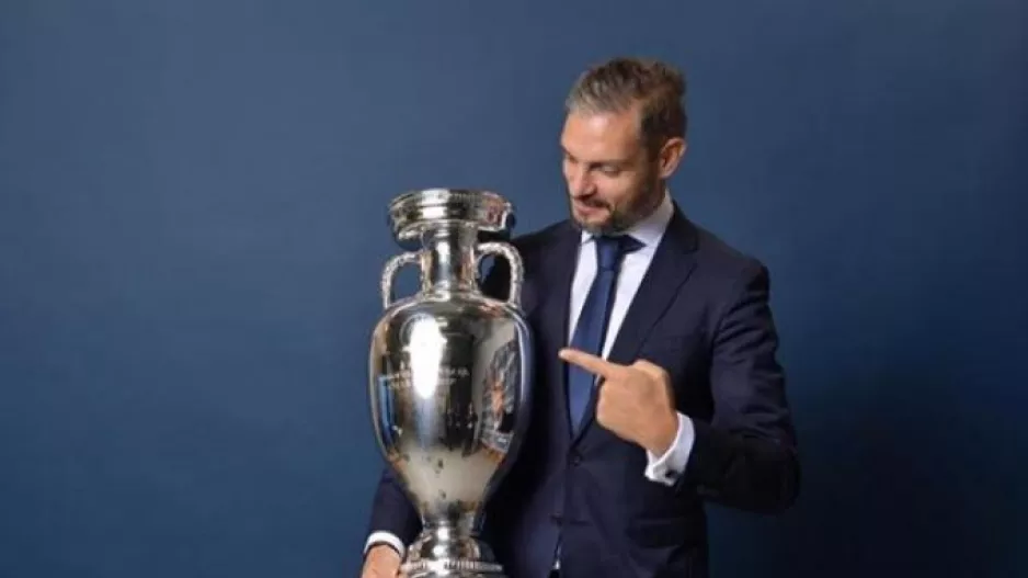 Με την κούπα του Euro 2020 ο Χαριστέας (φώτο)