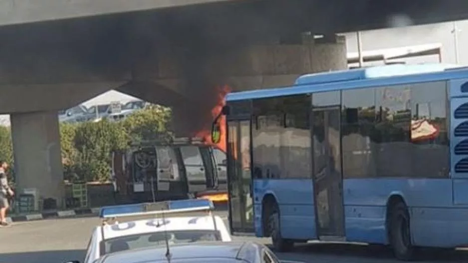 Φωτιά σε όχημα στον κυκλικό κόμβο του αεροδρομίου