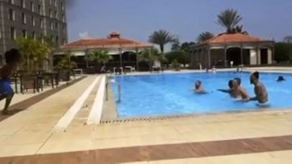 Relax ο Ενσούε στην πισίνα (βίντεο)