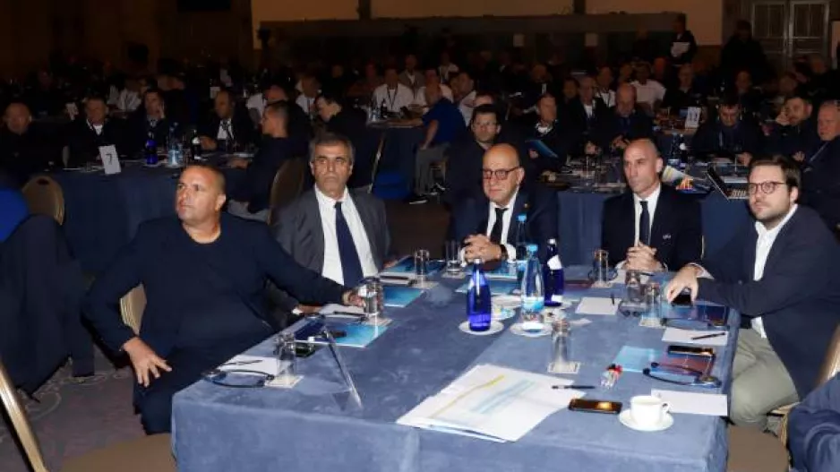 Τραπέζι (Κούμας/Μπεν Σιμόν)