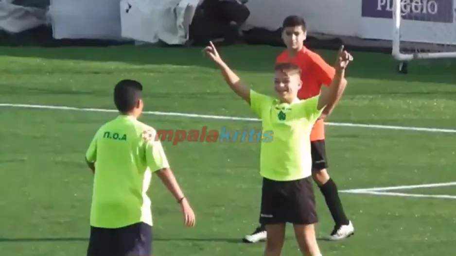 ΕΠΙΚΟΣ πιτσιρικάς πανηγυρίζει αλά... VAR! (βίντεο) 
