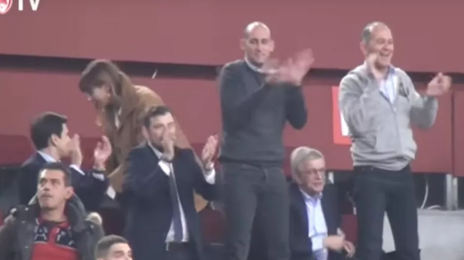 Παρακάμερα Ολυμπιακού με πανηγυρισμούς Αγγελόπουλων (βίντεο)
