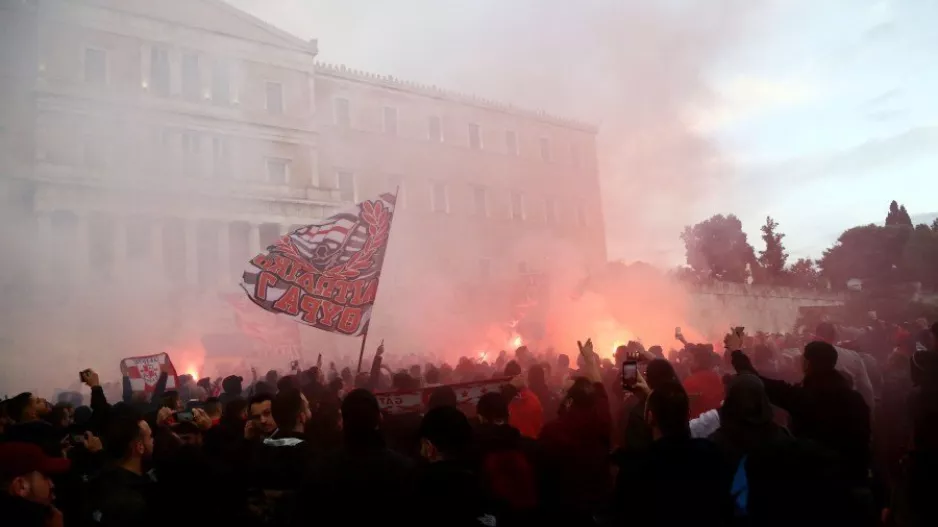 Βάφτηκαν ερυθρόλευκοι οι δρόμοι/ΦΩΤΟΣ