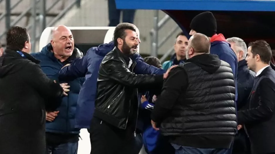 Το βίντεο της αψιμαχίας Μπέου - Καραπαπά!