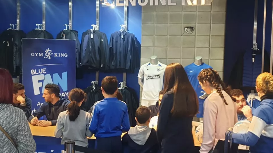 (ΒΙΝΤΕΟ) Blue Fan Day με "Χώμα που περπάτησα"