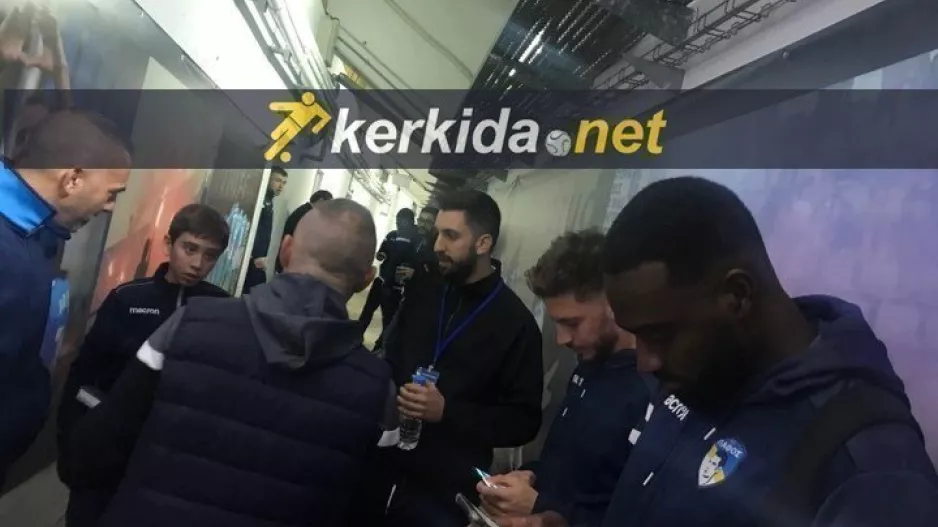 Με το κινητό στο χέρι οι παίκτες/Περιμένουν ενημέρωση!