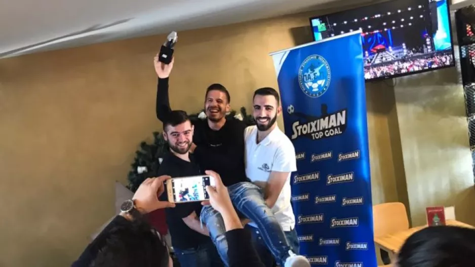 «Ευχές σε όλο τον κόσμο και στον... μοναδικό οπαδό μας!»