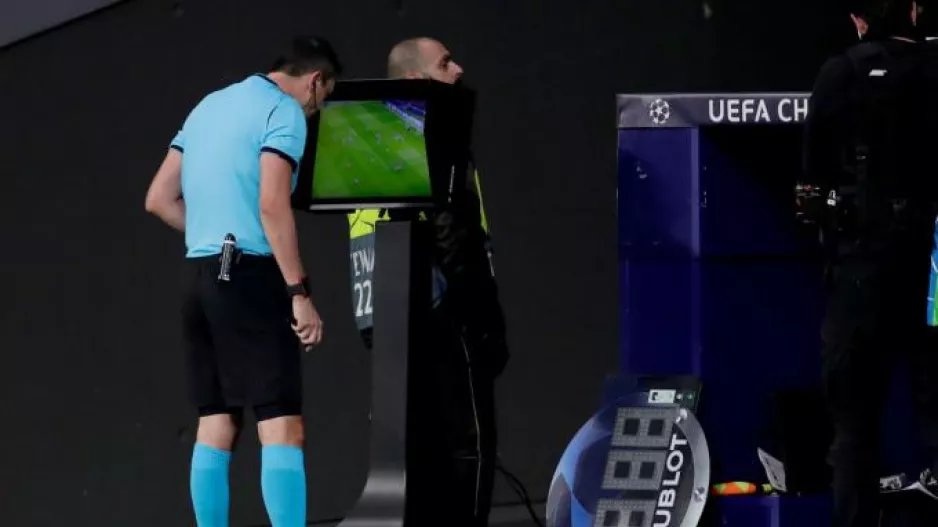 Προτάσεις UEFA για σημαντικές αλλαγές στο VAR/Περιθώριο 15cm στο οφσάιντ