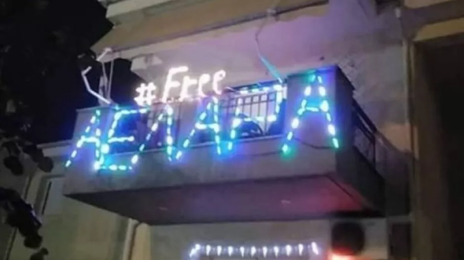 Ζητάει... ελευθερία με λαμπάκια! 
