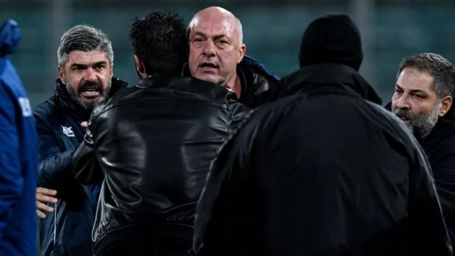 Σοβαρό επεισόδιο στους πάγκους μεταξύ Καραπαπά και Μπέου