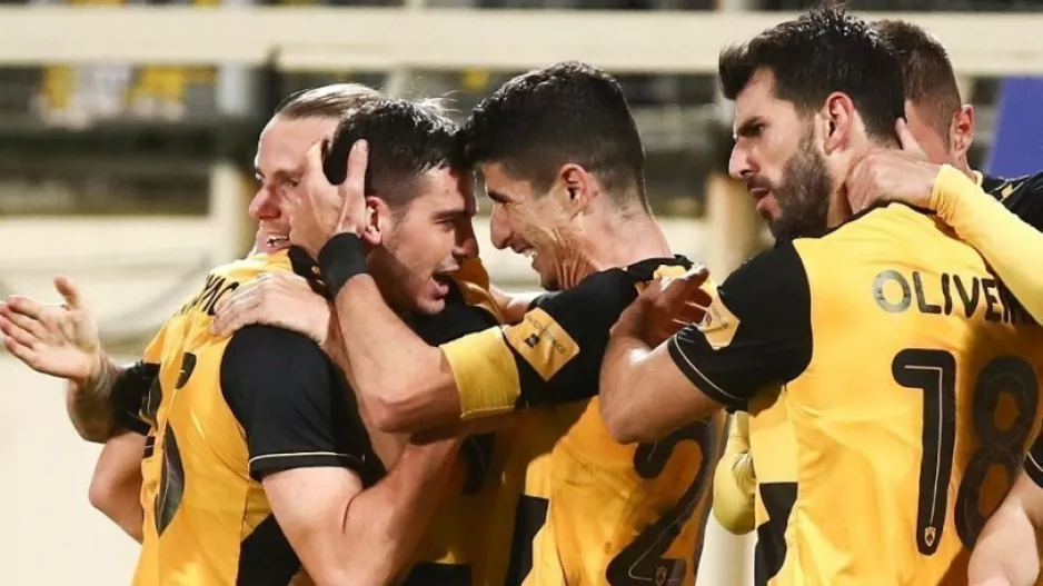 Οι παίκτες της ΑΕΚ και ο Ίβιτς στο πλευρό του Γαλανόπουλου