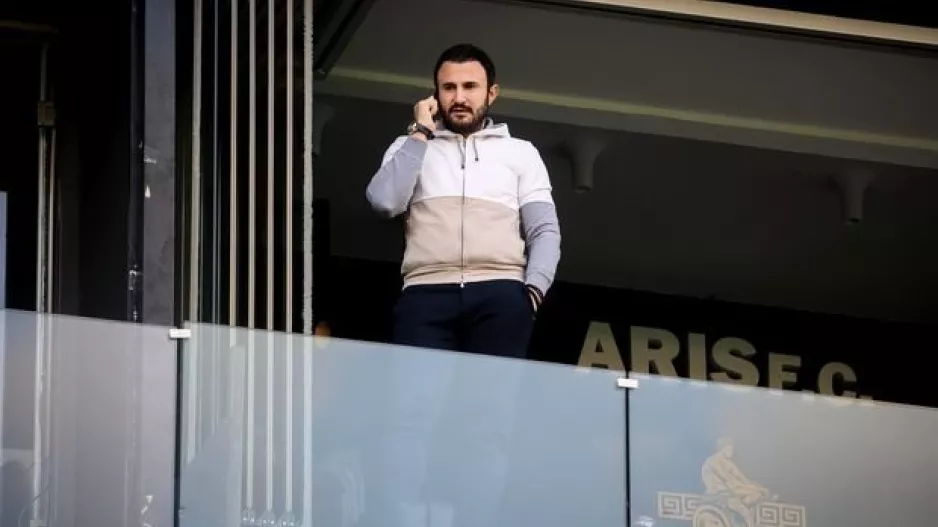 Καρυπίδης σε παίκτες Άρη: "Δεν θέλω να βλέπω σκυμμένα κεφάλια"