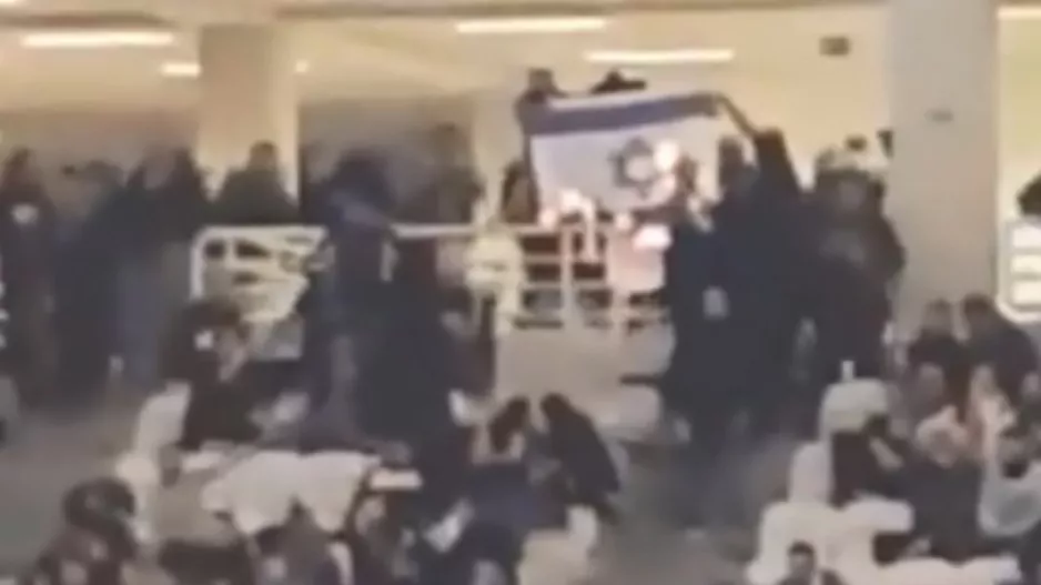 Οπαδοί της ΑΕΚ έκαψαν σημαία του Ισραήλ (Βίντεο)