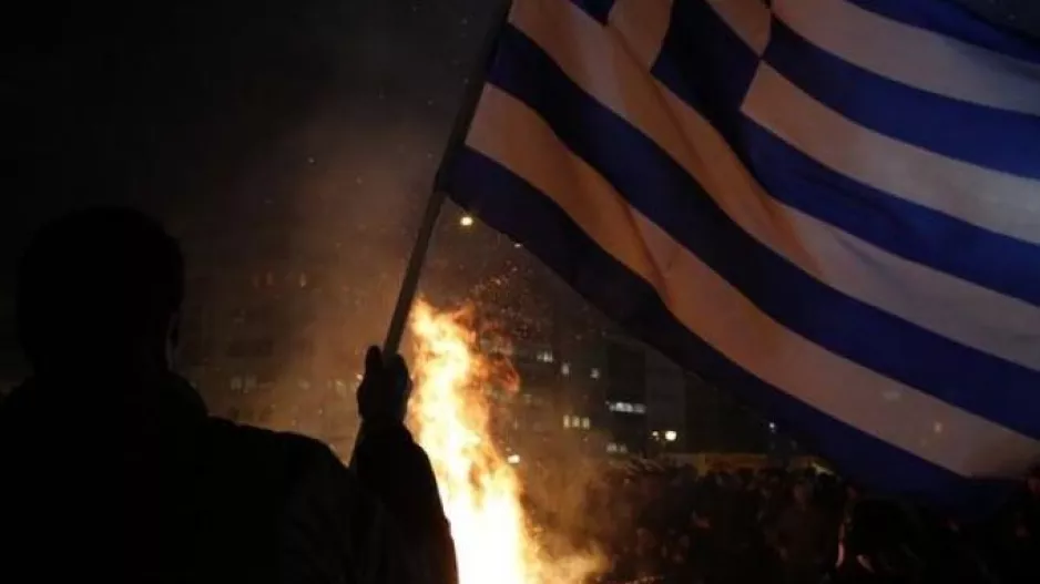 ΕΛΛΑΔΑ/Συνελήφθη αστυνομικός που έκαψε την ελληνική σημαία