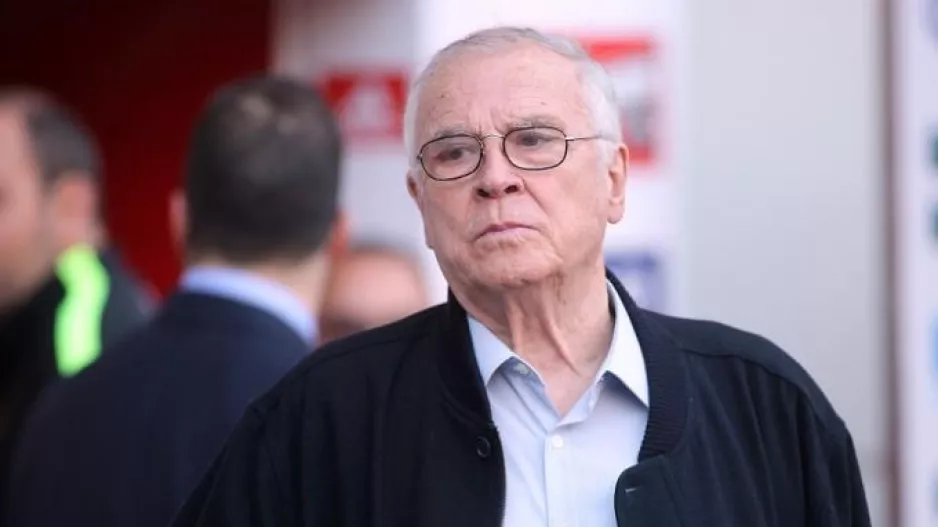 «Δεν θα αφήσω να ασελγούν πάνω στον μεγαλύτερο σύλλογο της χώρας»