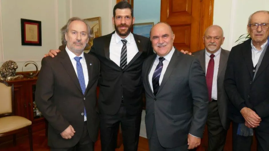 Ο Πρόεδρος του ΚΟΑ στην απονομή του «Χρυσού Κλειδιού  της πόλης» στον Παύλο Κοντίδη 