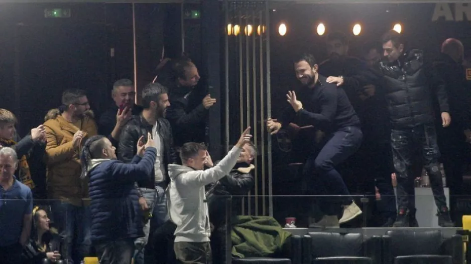 Τα τέσσερα δάχτυλα του Καρυπίδη!