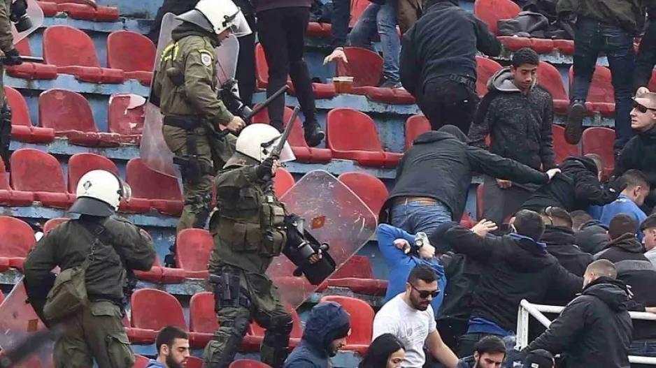 Μολότοφ και δακρυγόνα μετά τη λήξη του ματς στη Νέα Σμύρνη