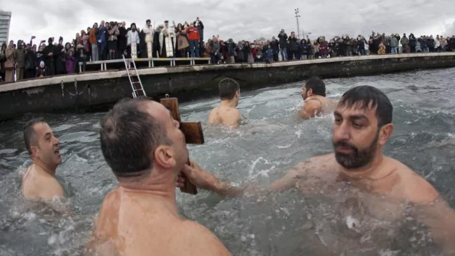 O προπονητής του Απόλλωνα έπιασε τον Σταυρό στην ιστορική Προκυμαία της Σμύρνης