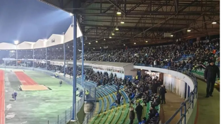 4 χιλιάδες/Απόλλων
