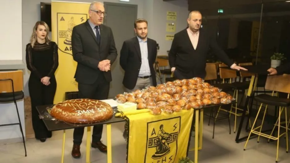 Η κοπή της βασιλόπιτας και τα μηνύματα Αρβανίτη