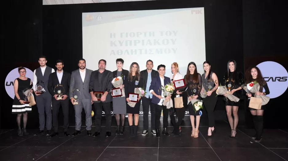 ΟΙ ΚΟΡΥΦΑΙΟΙ... (ομάδες, γυναίκες, άντρες)