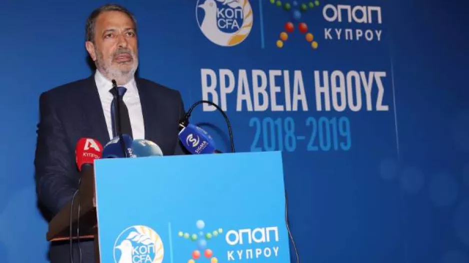 Υπουργός για κάρτα/"Και τώρα να φέρουμε πίσω στα γήπεδα αυτές τις 100 χιλιάδες..."