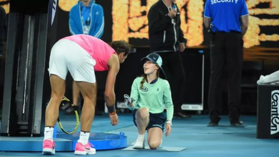 Το φιλί του Ναδάλ σε ball girl (βίντεο)