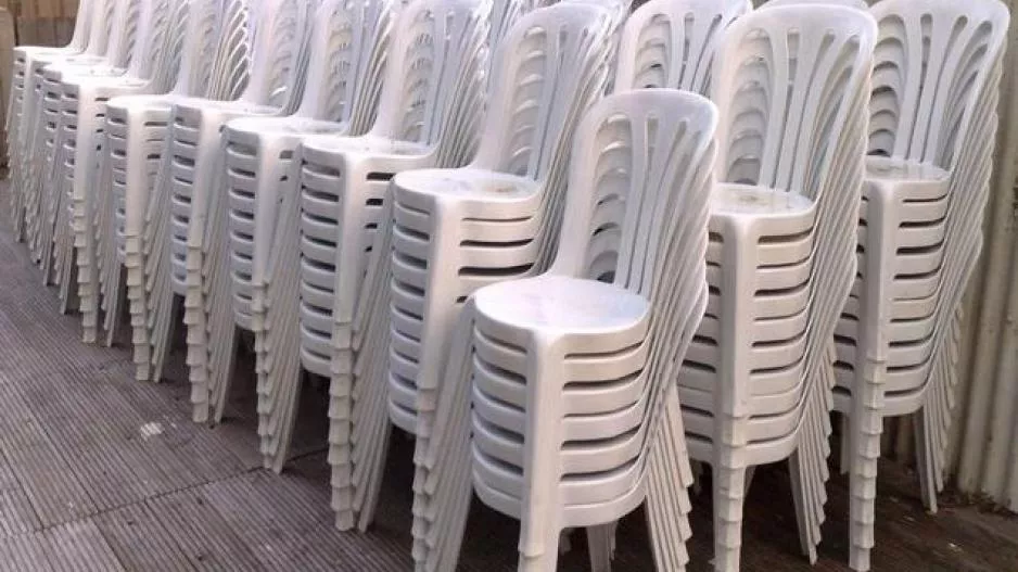 Πλαστική καρέκλα και άλλα... ωραία!