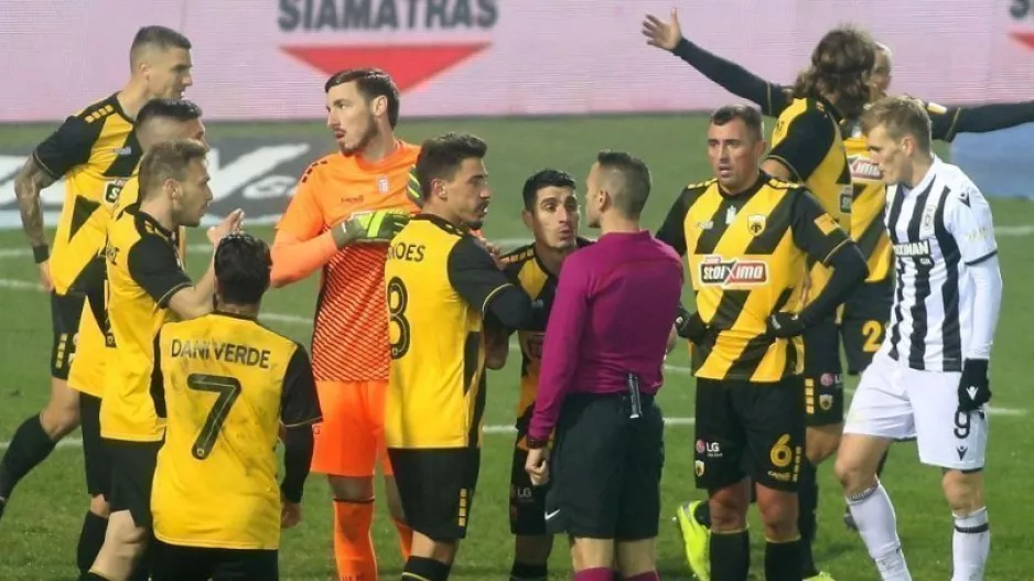 Η ΑΕΚ φωνάζει για επιθετικό φάουλ στον Βράνιες και για χέρι του Βαρέλα