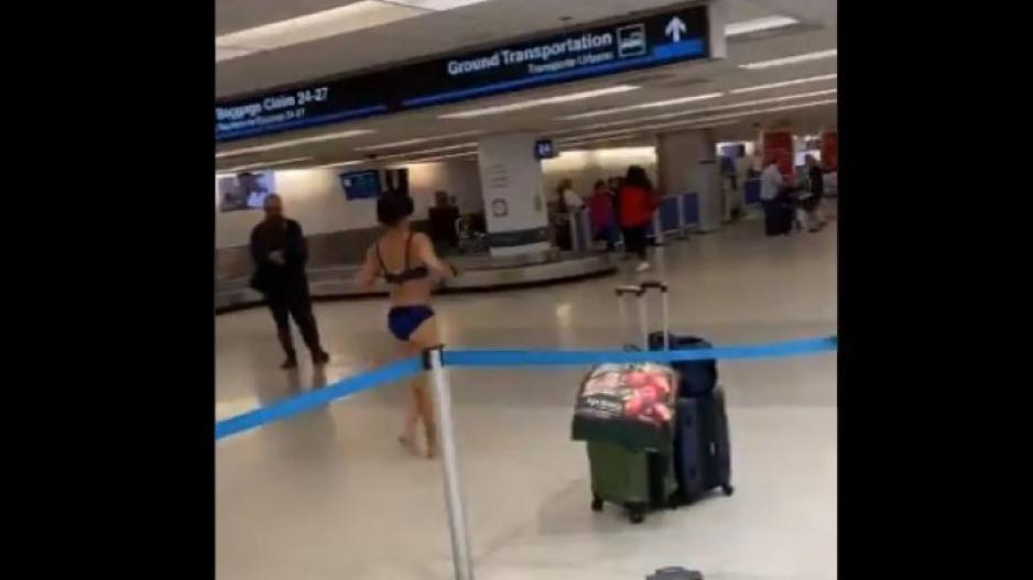 Συνελήφθη επειδή έκανε strip tease στο αεροδρόμιο